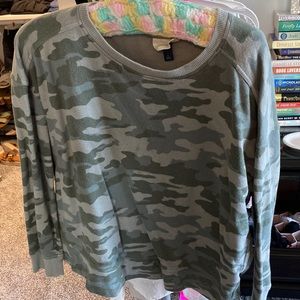 Women’s camo sweatshirt | size large